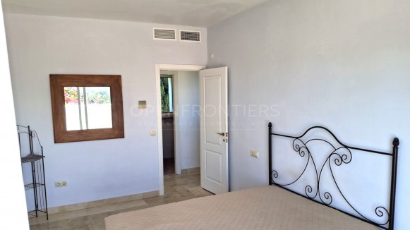 Villa in Alcaidesa Alta with private pool and sea views
