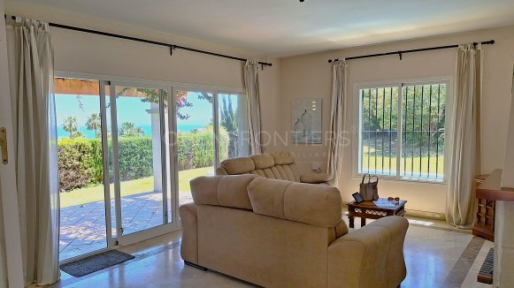 Villa in Alcaidesa Alta with private pool and sea views