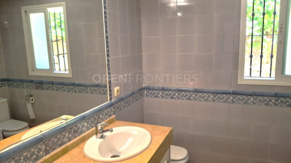 Villa in Alcaidesa Alta with private pool and sea views