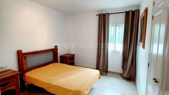 Villa in Alcaidesa Alta with private pool and sea views