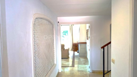 Villa in Alcaidesa Alta with private pool and sea views