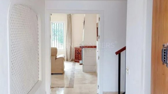 Villa in Alcaidesa Alta with private pool and sea views