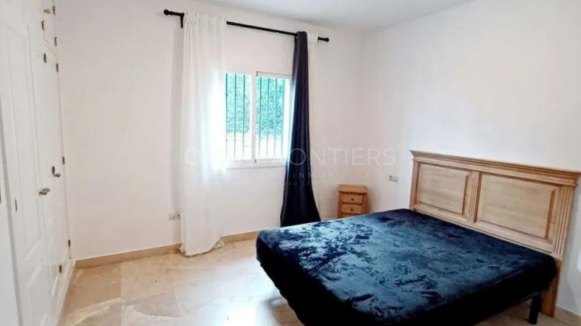 Villa in Alcaidesa Alta with private pool and sea views