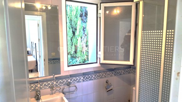 Villa in Alcaidesa Alta with private pool and sea views