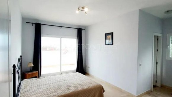 Villa in Alcaidesa Alta with private pool and sea views