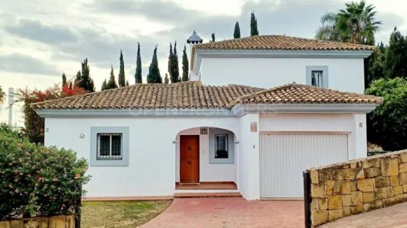 Villa in Alcaidesa Alta with private pool and sea views