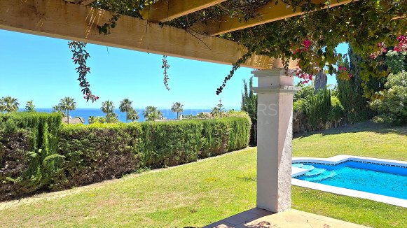 Villa in Alcaidesa Alta with private pool and sea views