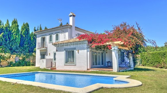 Villa in Alcaidesa Alta with private pool and sea views