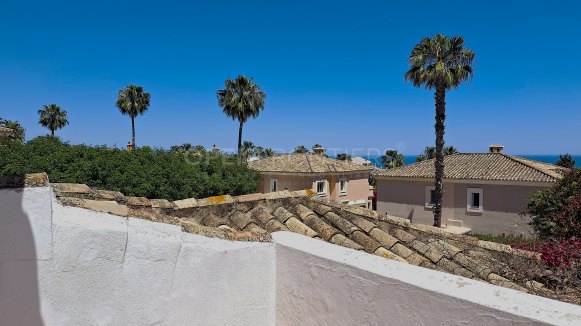 Villa in Alcaidesa Alta with private pool and sea views