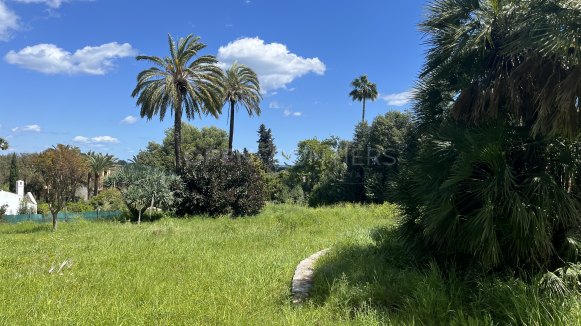 Plot in Kings & Queens, Sotogrande Costa with sea views