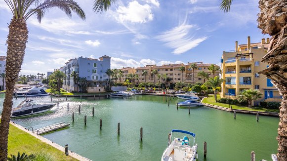 3-bedroom apartment in Isla Carey with Marina de Sotogrande views