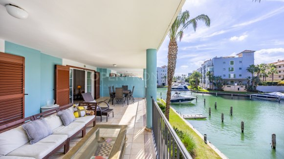 3-bedroom apartment in Isla Carey with Marina de Sotogrande views