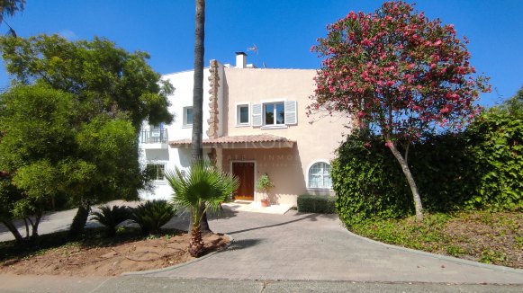 Spacious Family Villa with Huge Potential in Sotogrande Alto