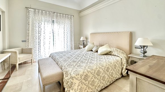 Exclusive garden apartment in Ribera del Río, Sotogrande Marina