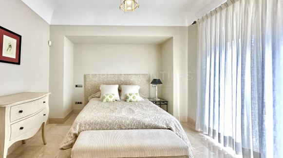 Exclusive garden apartment in Ribera del Río, Sotogrande Marina