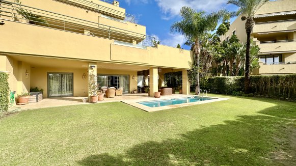Exclusive garden apartment in Ribera del Río, Sotogrande Marina