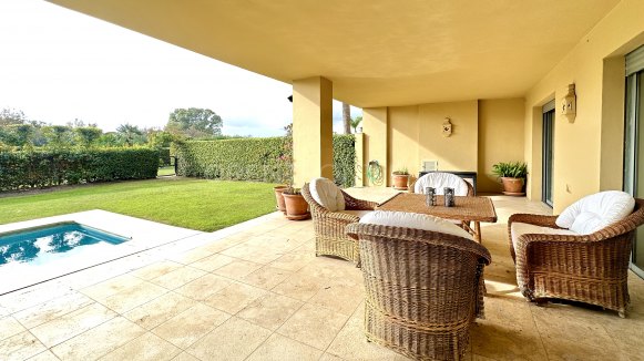 Exclusive garden apartment in Ribera del Río, Sotogrande Marina