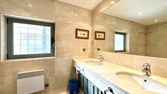Exclusive garden apartment in Ribera del Río, Sotogrande Marina