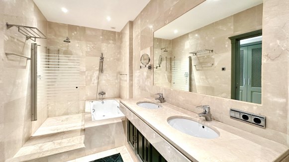 Exclusive garden apartment in Ribera del Río, Sotogrande Marina