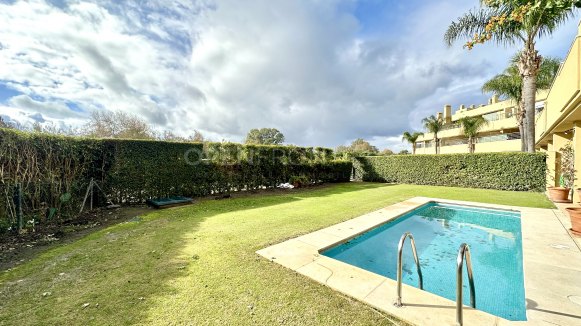 Exclusive garden apartment in Ribera del Río, Sotogrande Marina
