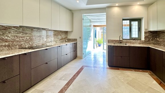 Exclusive garden apartment in Ribera del Río, Sotogrande Marina