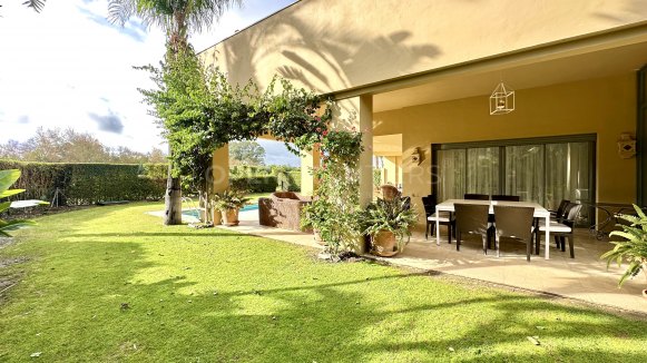 Exclusive garden apartment in Ribera del Río, Sotogrande Marina