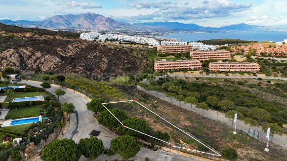 Plot with Sea and Mountain Views in Bahia de las Rocas, Manilva