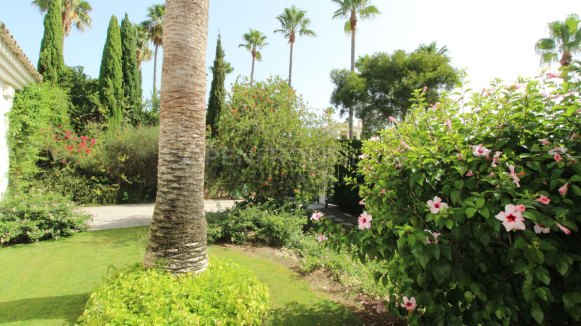 Elegant classical villa with sea, golf and countryside views in Sotogrande Alto