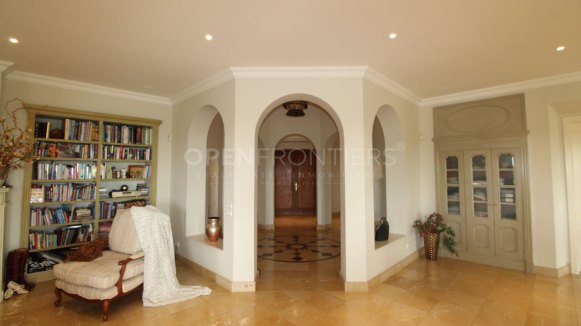 Elegant classical villa with sea, golf and countryside views in Sotogrande Alto