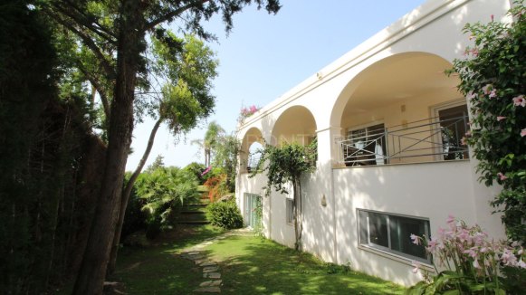 Elegant classical villa with sea, golf and countryside views in Sotogrande Alto