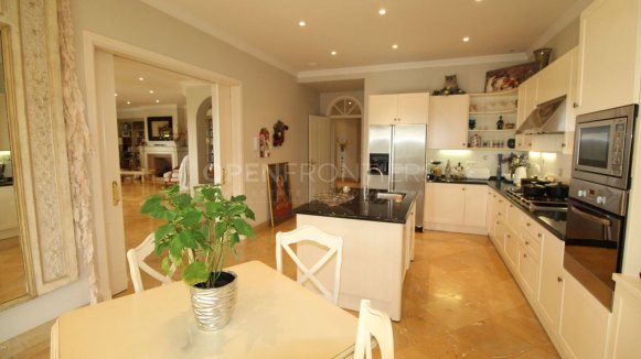 Elegant classical villa with sea, golf and countryside views in Sotogrande Alto