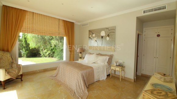 Elegant classical villa with sea, golf and countryside views in Sotogrande Alto