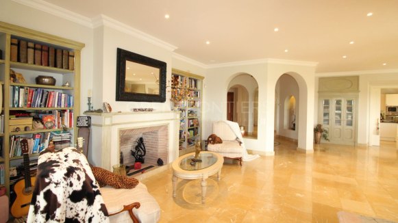 Elegant classical villa with sea, golf and countryside views in Sotogrande Alto