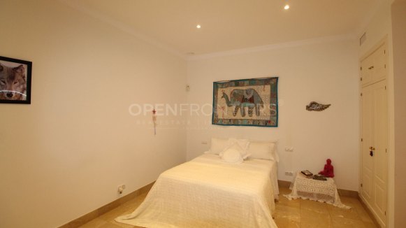 Elegant classical villa with sea, golf and countryside views in Sotogrande Alto