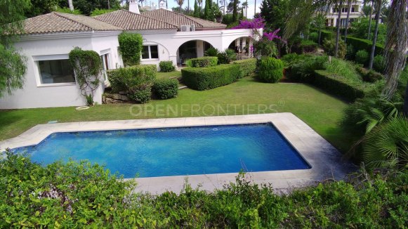 Elegant classical villa with sea, golf and countryside views in Sotogrande Alto