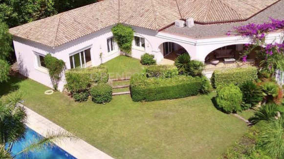 Elegant classical villa with sea, golf and countryside views in Sotogrande Alto