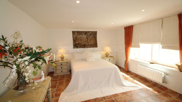 Elegant classical villa with sea, golf and countryside views in Sotogrande Alto