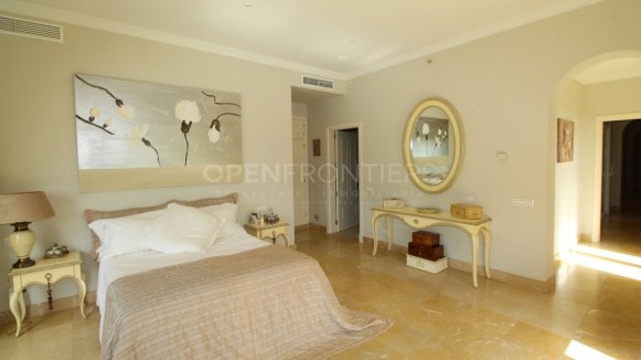 Elegant classical villa with sea, golf and countryside views in Sotogrande Alto