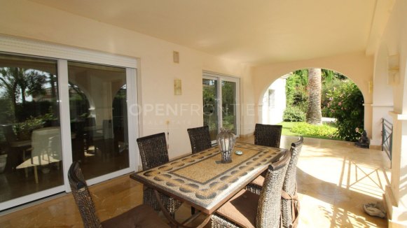 Elegant classical villa with sea, golf and countryside views in Sotogrande Alto