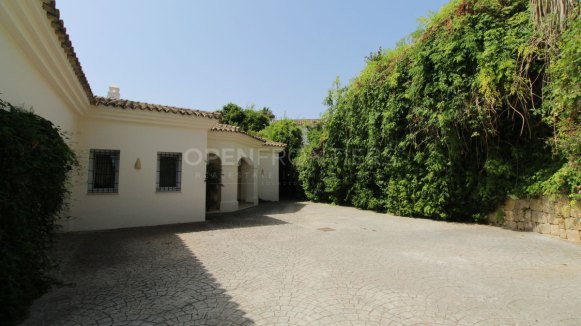 Elegant classical villa with sea, golf and countryside views in Sotogrande Alto