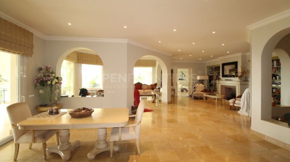 Elegant classical villa with sea, golf and countryside views in Sotogrande Alto