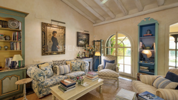 Luxury frontline Valderrama villa with extensive plot in Sotogrande Alto