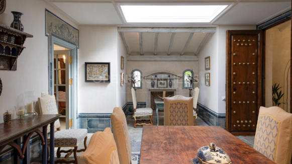 Luxury frontline Valderrama villa with extensive plot in Sotogrande Alto
