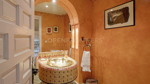Luxury frontline Valderrama villa with extensive plot in Sotogrande Alto