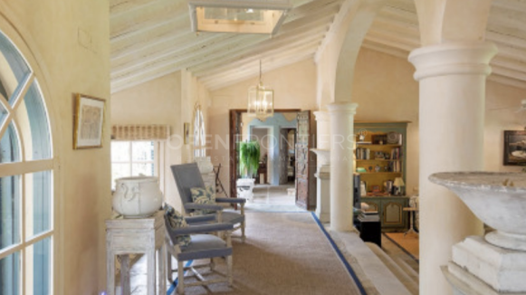 Luxury frontline Valderrama villa with extensive plot in Sotogrande Alto