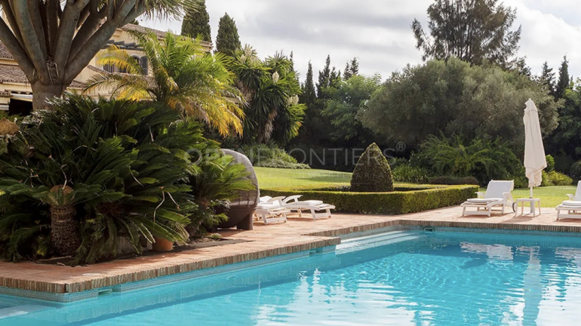 Luxury frontline Valderrama villa with extensive plot in Sotogrande Alto