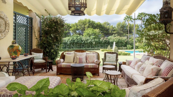 Luxury frontline Valderrama villa with extensive plot in Sotogrande Alto