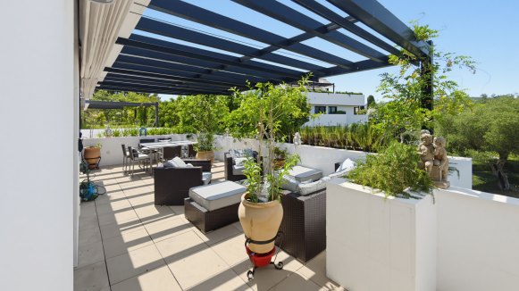 Contemporary duplex penthouse with private lift in Valderrama Sotogrande
