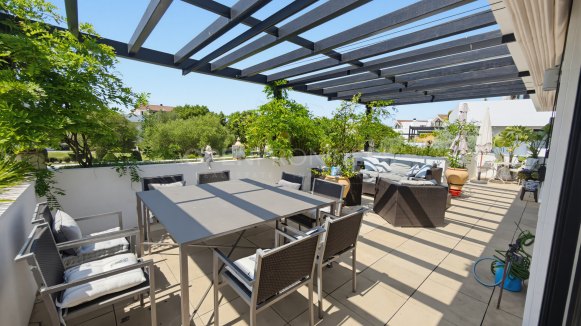 Contemporary duplex penthouse with private lift in Valderrama Sotogrande