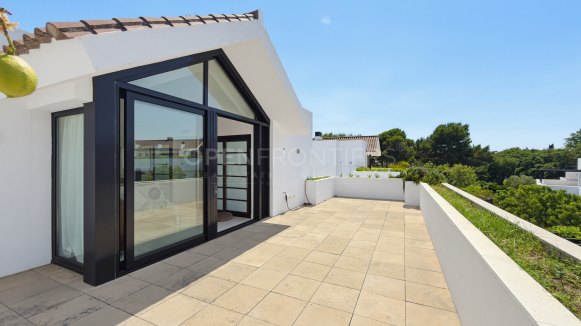 Contemporary duplex penthouse with private lift in Valderrama Sotogrande